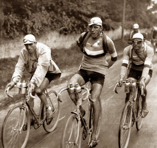 Illustration for article titled 101 Years of Tour de France Bikes Map the Evolution of Cycling